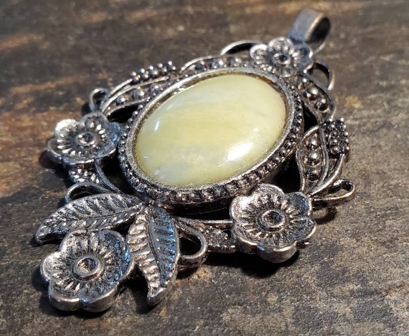 Großes Pendant Mit Greinem Gemsteinfall von LoveRocksLapidary