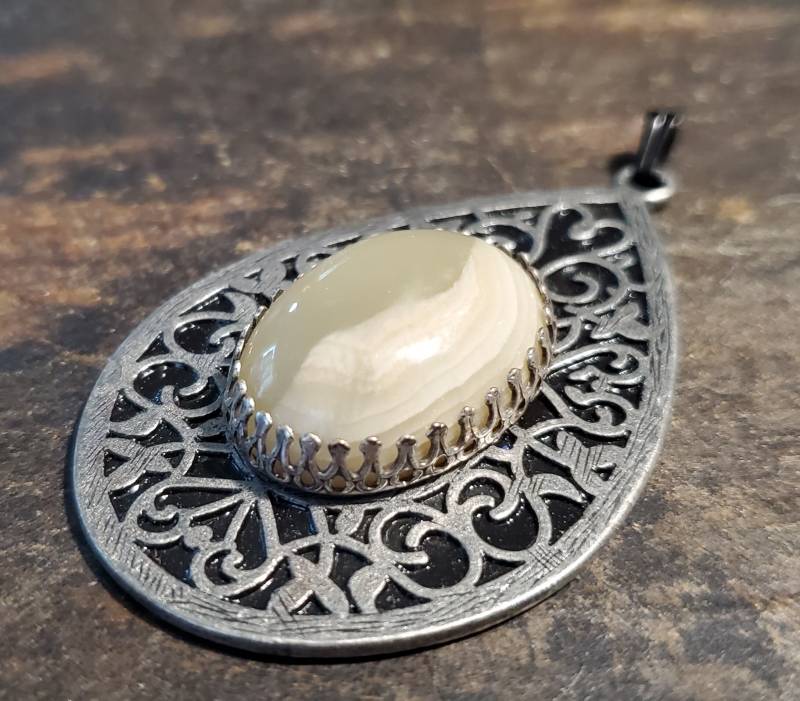 Grüner Achat Cabochon in Birne Antik Silber Anhänger von LoveRocksLapidary