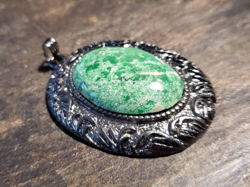 Grüner Stein Mit Silber Umrahmt von LoveRocksLapidary