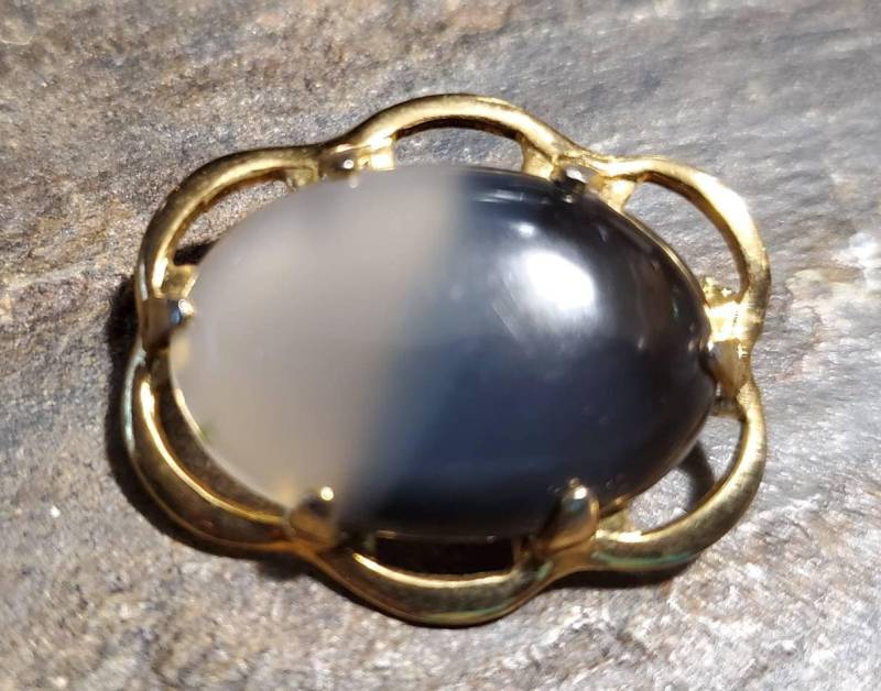 Handgemachter Achat Cabochon in Goldfarbener Broschenfassung von LoveRocksLapidary