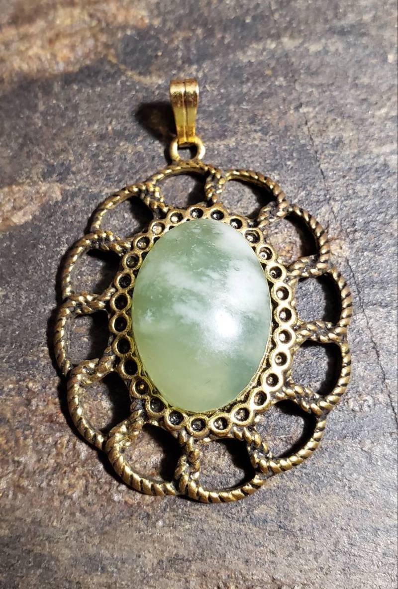 High Domed Jade Cab in Goldtone Roped Pendant von LoveRocksLapidary