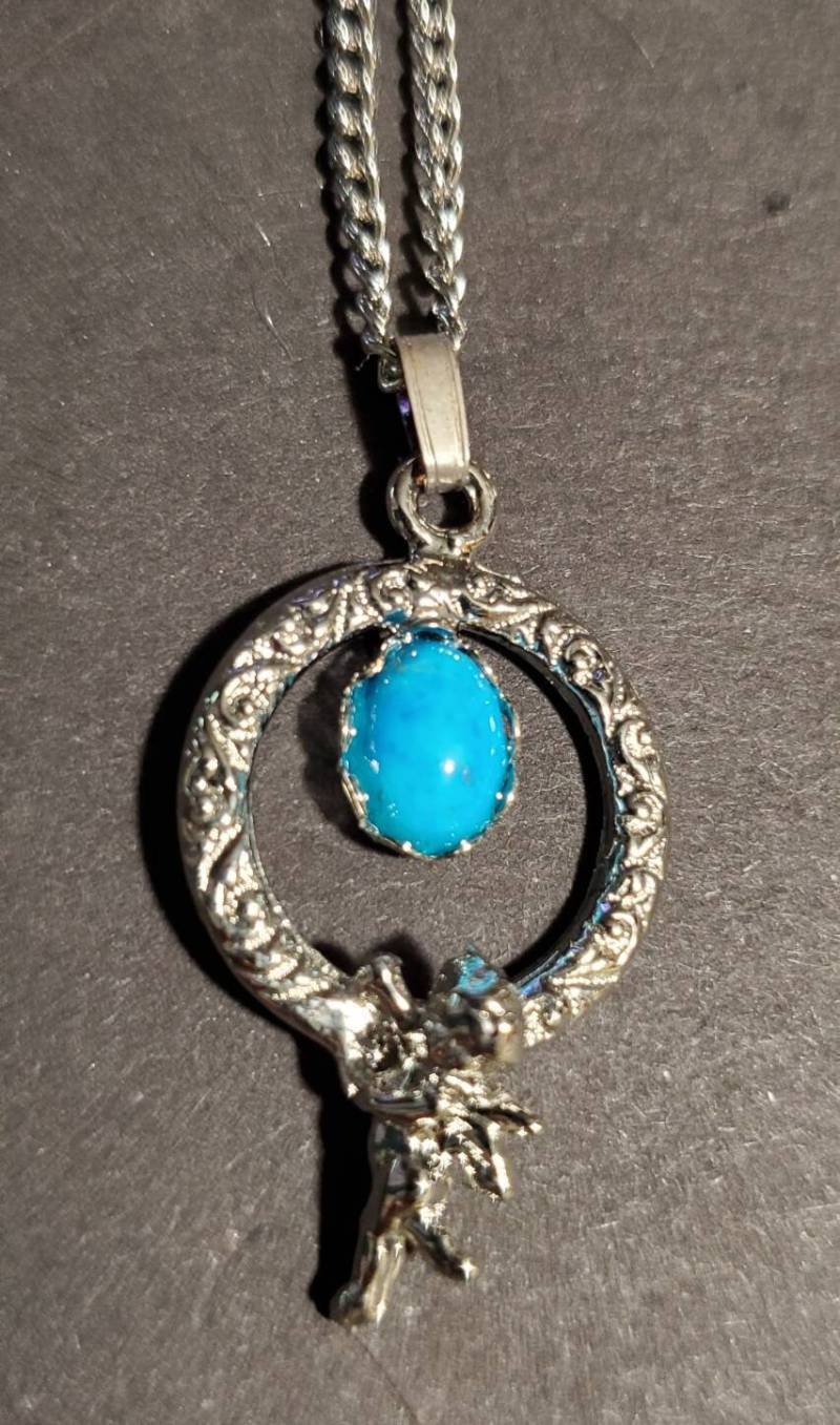 Howlite Cab Mit Silbernem Cupid Auf Halskette von LoveRocksLapidary