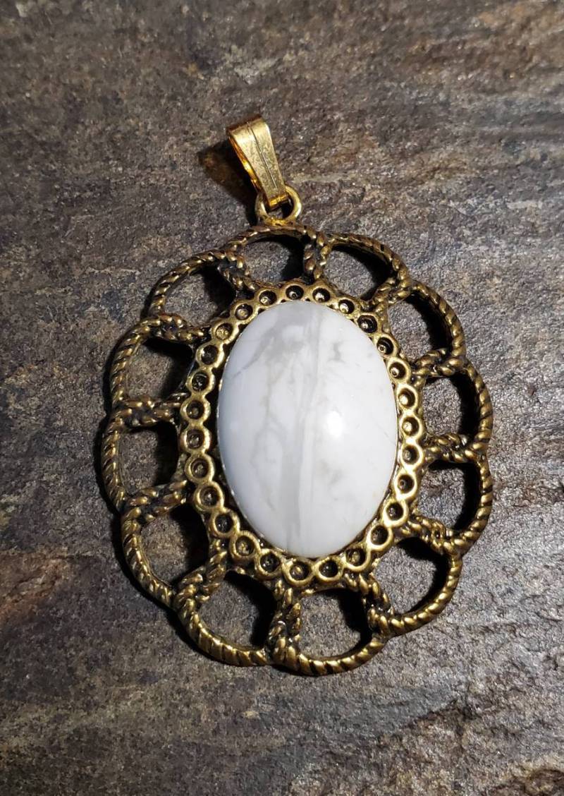 Howlite Cab in Goldtone Roped Pendant von LoveRocksLapidary