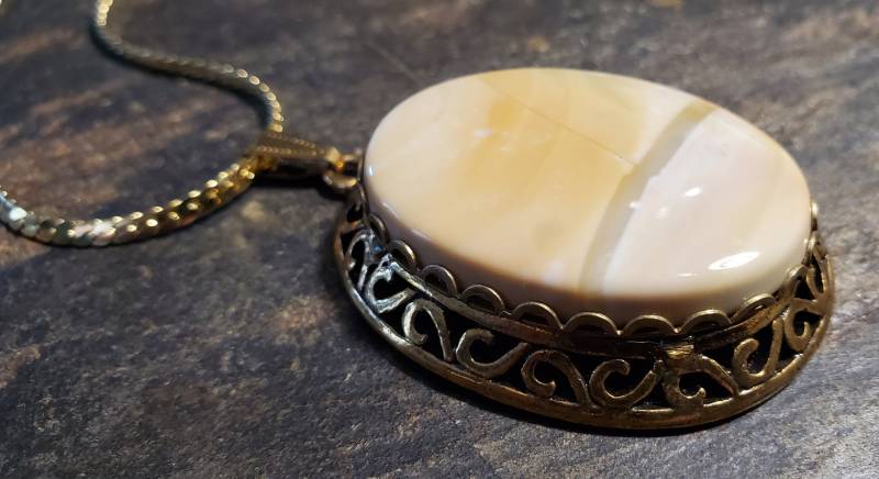 Hübsche Pastell Achat in Antiqued Gold Halskette von LoveRocksLapidary