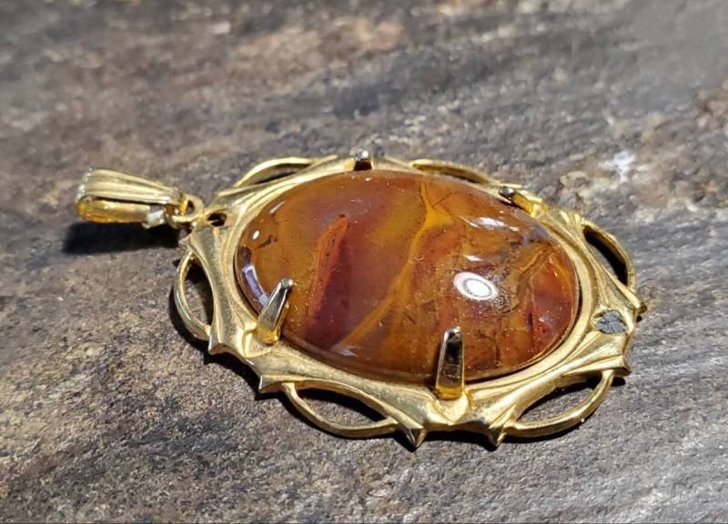 Hübscher Erdenjauscher in Goldton-Montage von LoveRocksLapidary