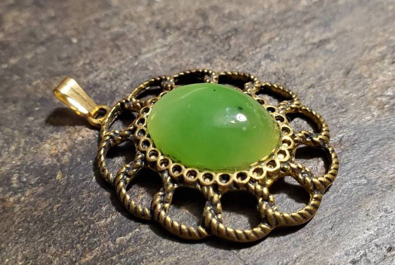 Jade Cab in Goldtone Roped Pendant von LoveRocksLapidary
