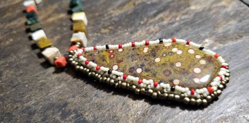 Jaspis Anhänger Mit Stickerei Einstellung Perlenhalskette von LoveRocksLapidary