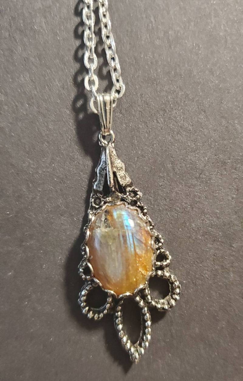 Labradorite Gemstone Cab Im Art Deco Style Pendant von LoveRocksLapidary