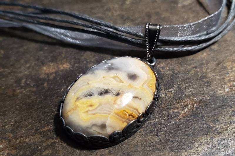 Lace Cabochon-Achat in Floraler Fassung Auf Band Und Kordel von LoveRocksLapidary