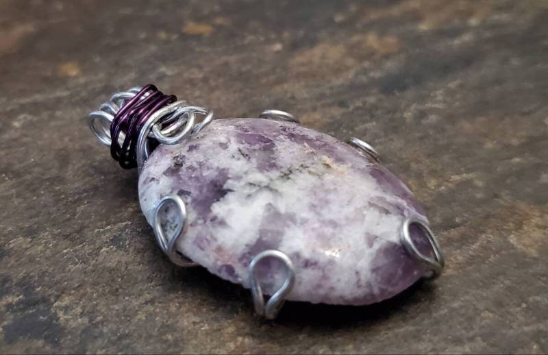 Lepidolite Wire-Made Pendant von LoveRocksLapidary