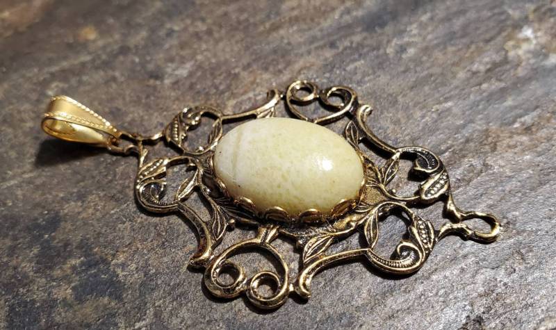 Netter Hellgrüner Edelstein in Antigerem Goldmontage von LoveRocksLapidary