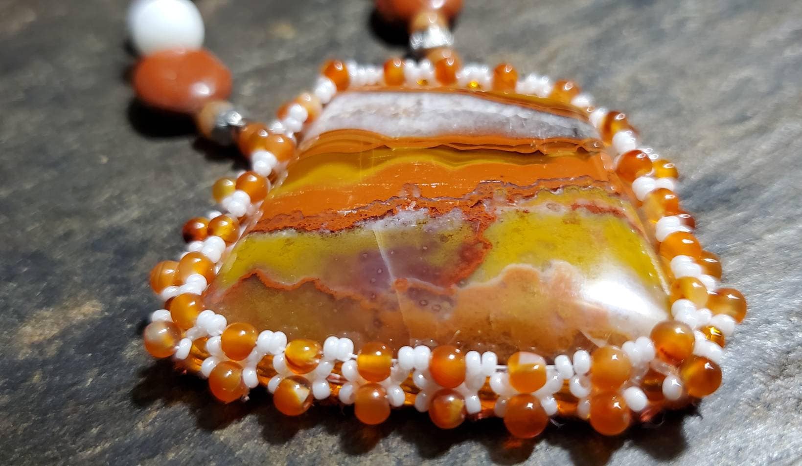 Orange Lacyachat Anhänger Mit Perlenbestickter Halskette von LoveRocksLapidary