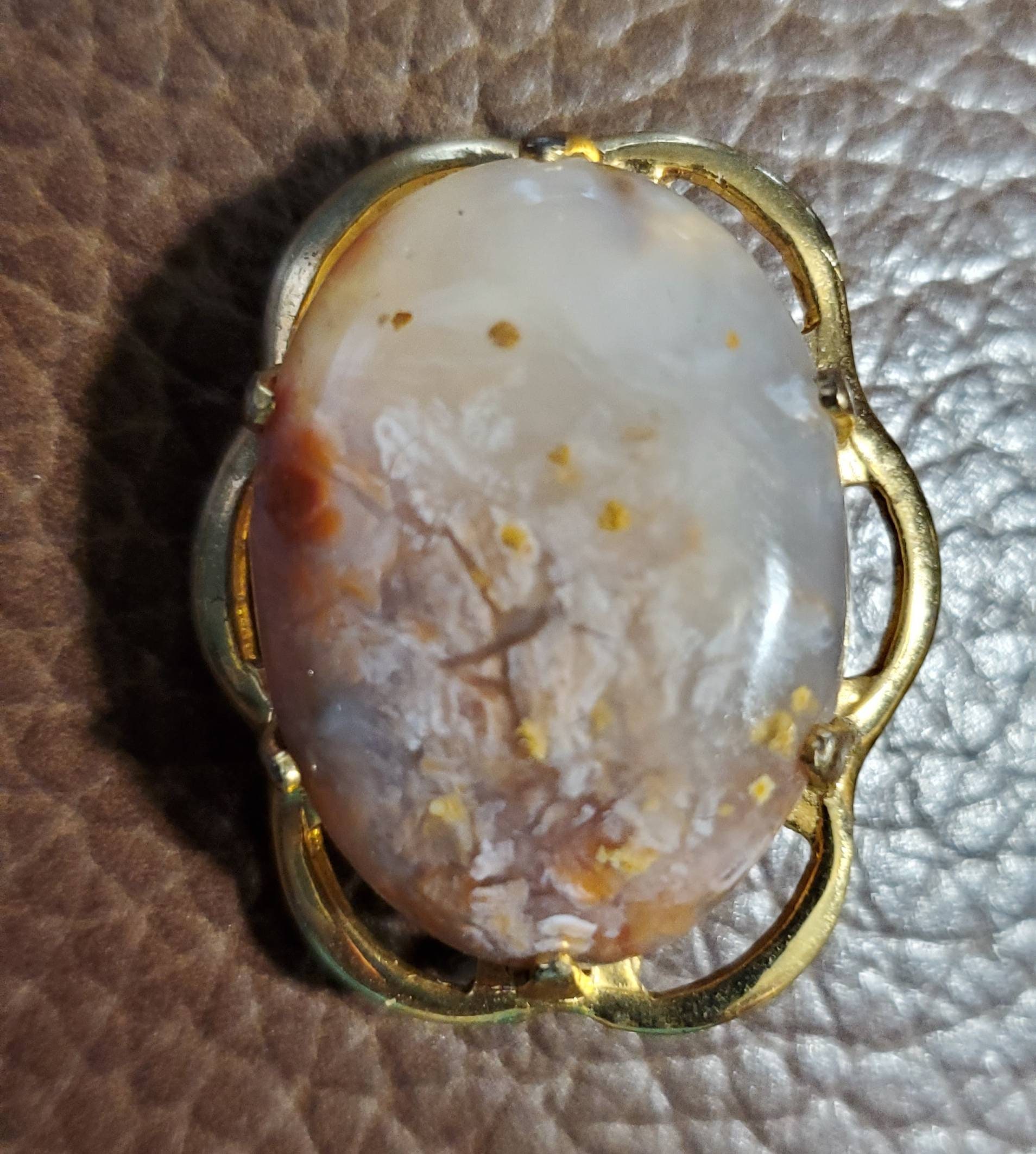 Plume Agate Gold Brooch von LoveRocksLapidary