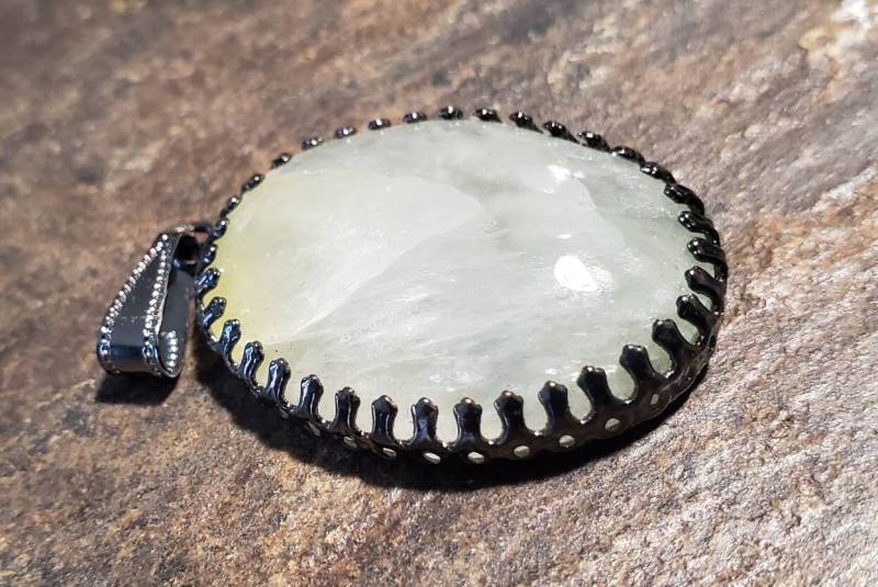 Prehnite in Gunmetall-Montage Mit Filigree Rücken von LoveRocksLapidary