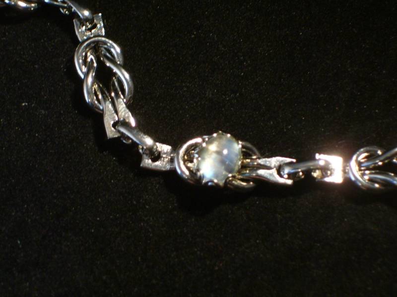 Regenbogen-Mondstein-Cabochon in Silber-Armband Mit Everlon Knoten von LoveRocksLapidary