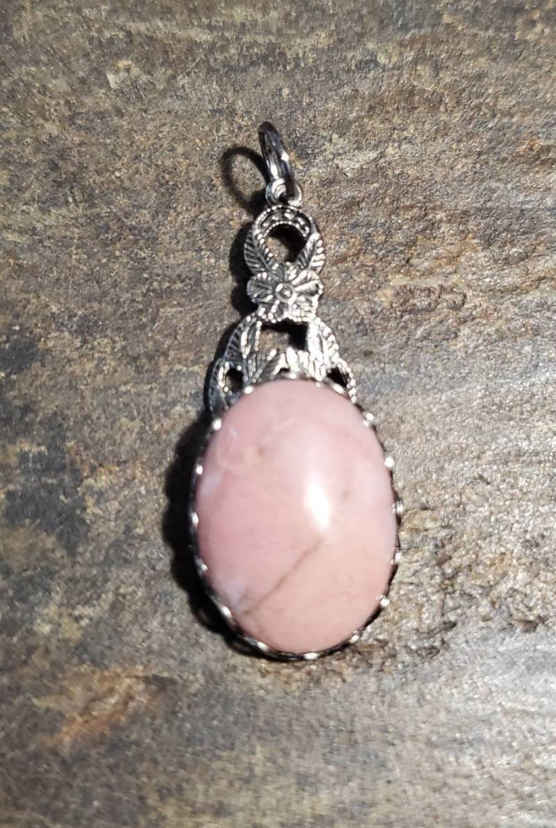Rhodonit in Antikiefertem Silberpendant von LoveRocksLapidary
