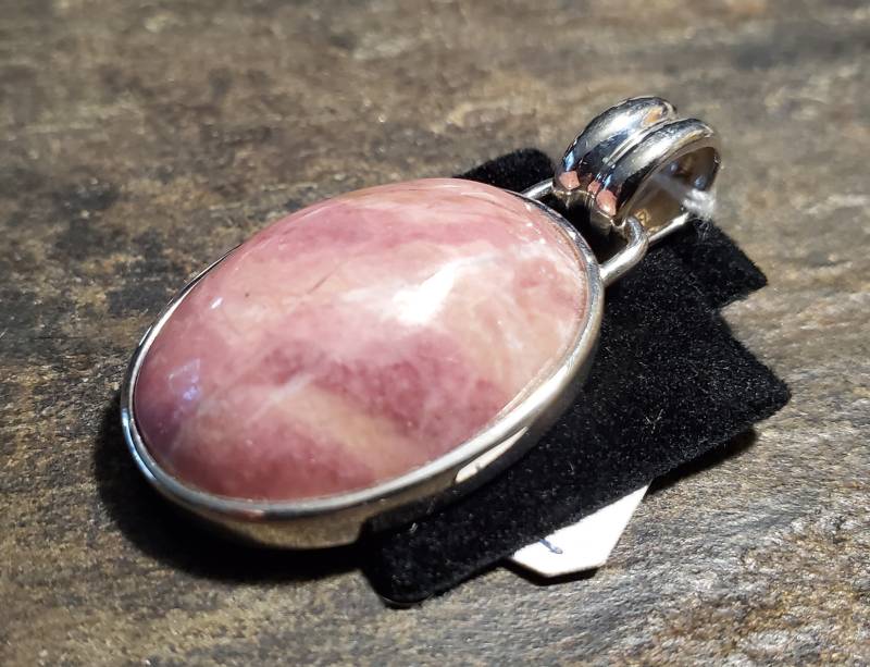 Rhodonit in Einfacher Fassung von LoveRocksLapidary