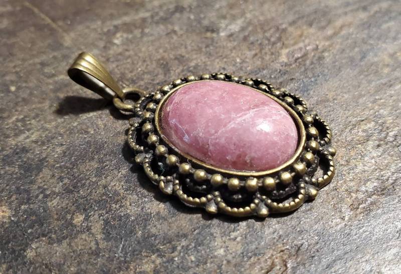 Rhodonite Cab in Bronze Pendant von LoveRocksLapidary