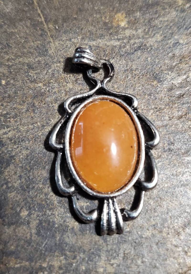 Rötliche Orange-Gemstone-Kabine in Pendant von LoveRocksLapidary