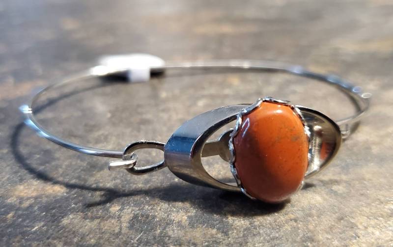 Roter Jasper Cabochon in Silberdraht-Armband von LoveRocksLapidary