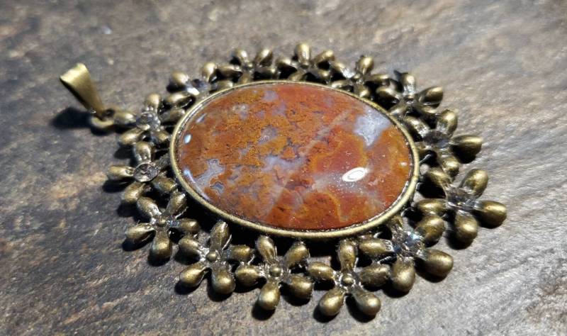 Roter Moos-Achat in Floraler Bronzefassung Mit Fassung von LoveRocksLapidary