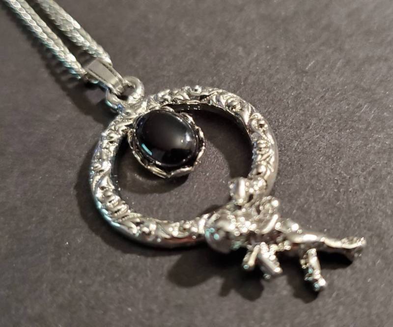 Schwarzer Onyx-Cab Mit Silbernem Kupid Auf Halskette von LoveRocksLapidary