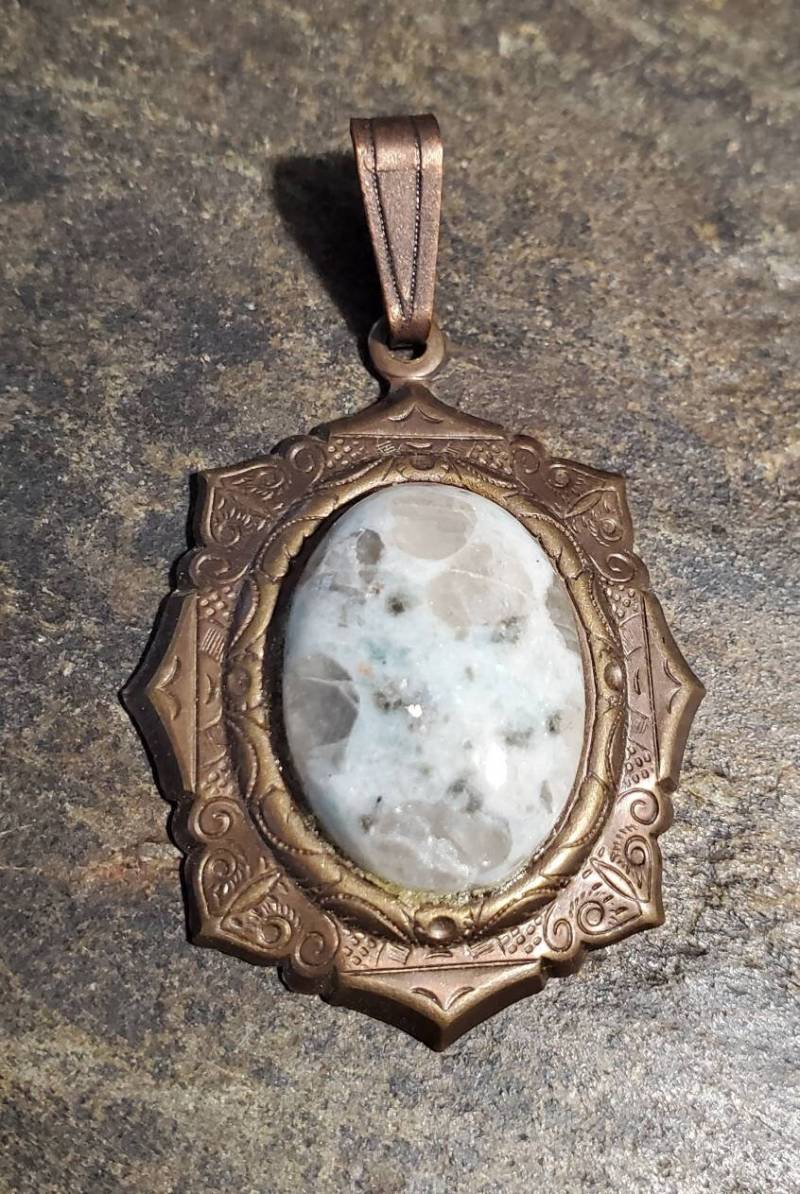 Sesam Jaspis Edelstein Cab in Kupfer Anhänger von LoveRocksLapidary