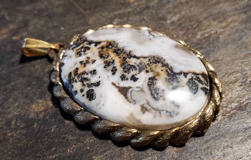 Silver Lace Onyx Cab in Gold Rope Pendant von LoveRocksLapidary