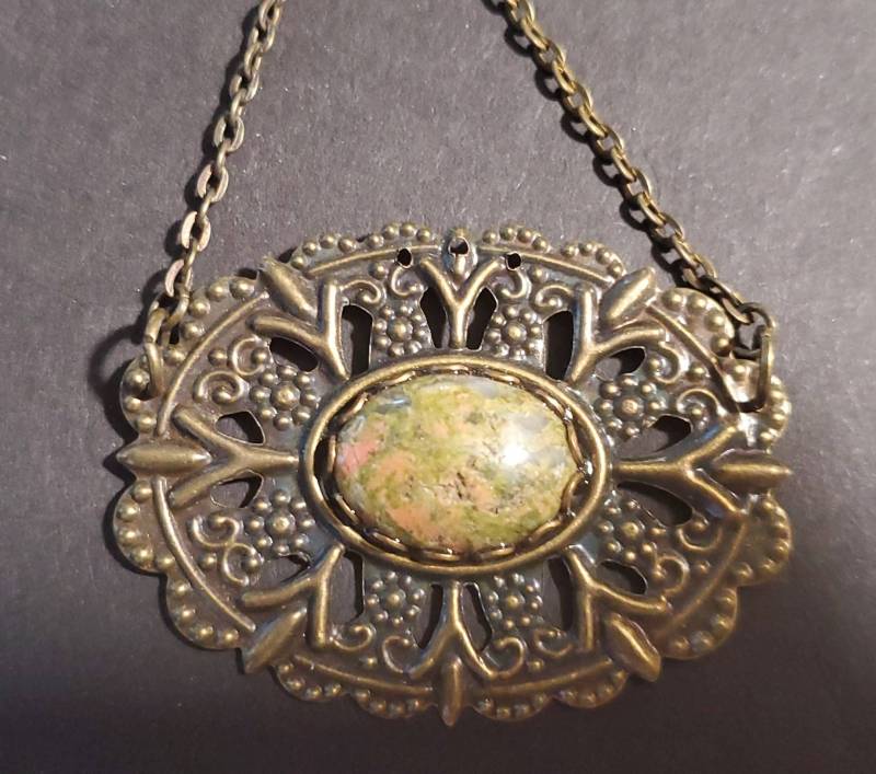 Unakit Cabochon in Bronze Als Anhänger von LoveRocksLapidary