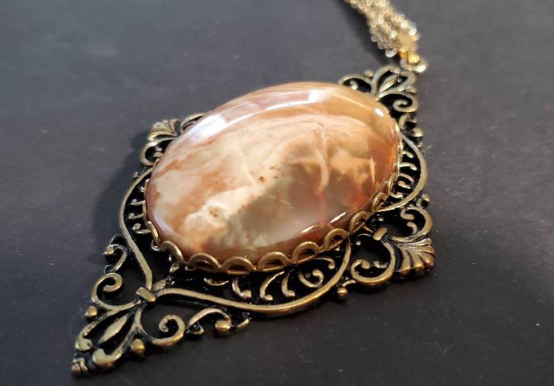 Wunderbarer Achat in Antikgoldener Halskette von LoveRocksLapidary