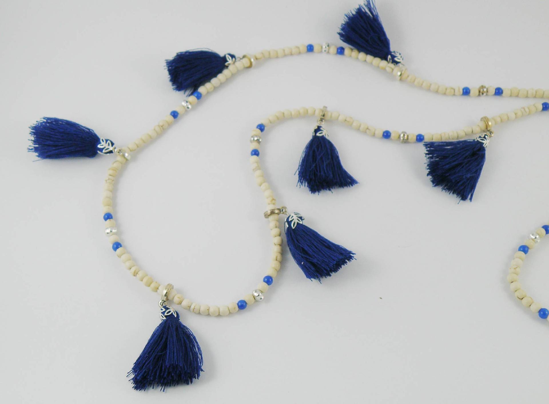 Lange Boho-Inspirierten Halskette Aus Weißem Howlith Edelstein Mit Blauen Glasperlen Druk Und Blauer Baumwollquasten Lange Boho-Inspirierten Halskette Aus Weißem Howlith Edelstein Mit Blauen Glasperlen Druk Und Blauer Baumwollquasten von LoveRubyKiss