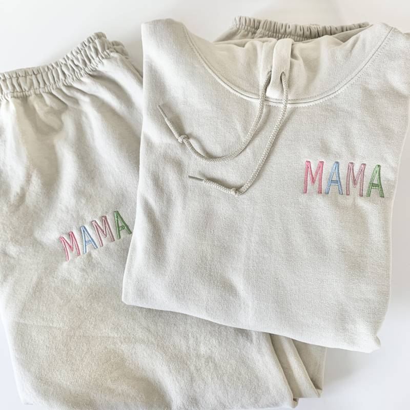 Mama Coming Home Outfit Gestickter Mama Hoodie Baby-Dusche-Geschenk Für Neue Mutter Pflege-Paket Personalisiertes Jogger Schwangerschaft Geschenk Mama Coming Home Outfit Gestickter Mama Hoodie Baby-Dusche-Geschenk Für Neue Mutter Pflege-Paket Personalisiertes Jogger Schwangerschaft Geschenk von LoveSendingGifts