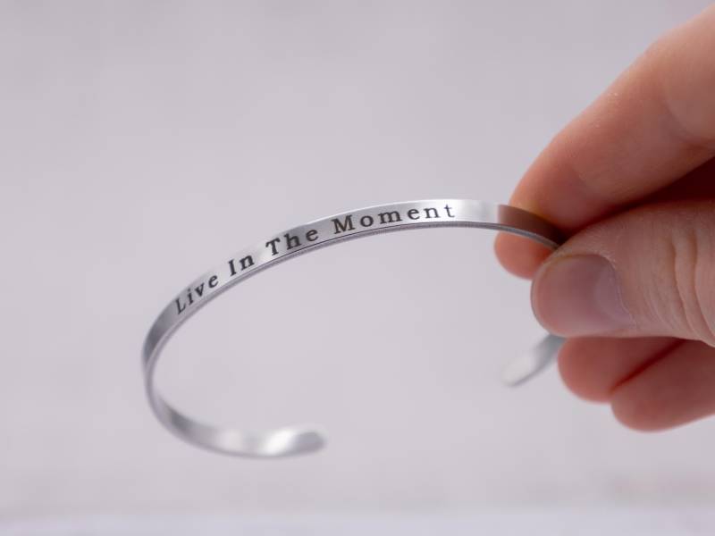 Armreif "Moment" Edelstahl Silberfarben Ring Schmal Reif Silber Gravur Schwarz Schrift Selbstliebe Elegant Damen Frau Neu von LoveShapesJewelry