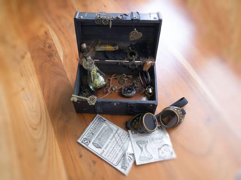 Box "Steampunk" Holzkiste Notizbuch Kompass Steampunk Style Retro Vintage Geschenk Gothic Queen Holz Kette Zubehör Diy Glasflasche Amulett von LoveShapesJewelry