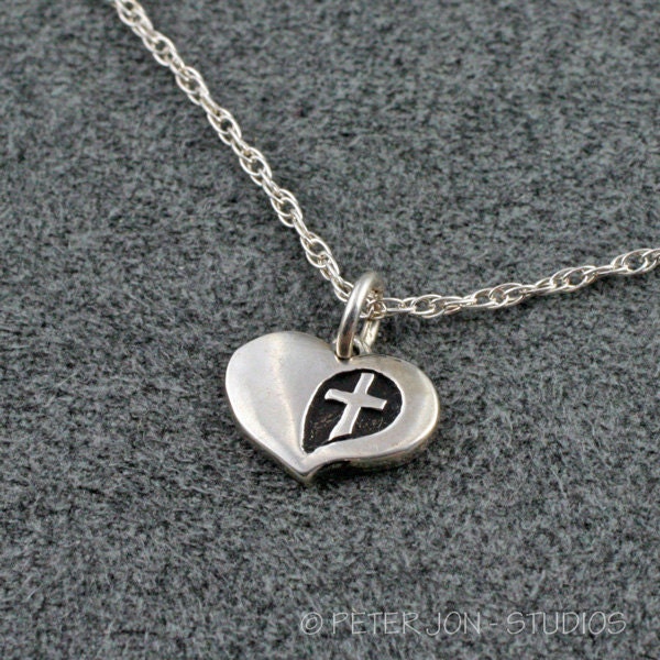 Kleines Zartes Herz Mit Kreuz, Handgemachte Halskette Aus Sterlingsilber Kleines Zartes Herz Mit Kreuz, Handgemachte Halskette Aus Sterlingsilber von LoveSoWide