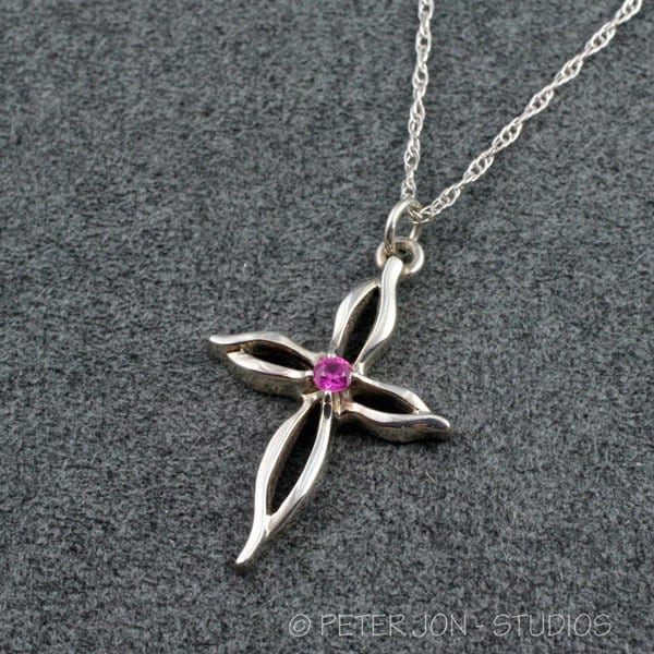 Petal Cross Halskette in Sterling Silber, Mit Rosa Saphir, Sehr Elegant Petal Cross Halskette in Sterling Silber, Mit Rosa Saphir, Sehr Elegant von LoveSoWide