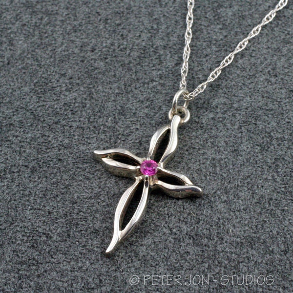 Petal Cross Halskette in Sterling Silber, Mit Rosa Saphir, Sehr Elegant Petal Cross Halskette in Sterling Silber, Mit Rosa Saphir, Sehr Elegant von LoveSoWide