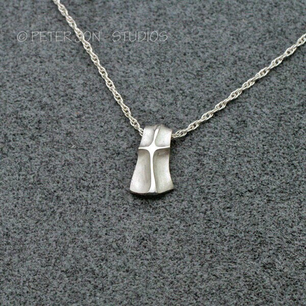 Schild Kreuz Anhänger, Klein, Handgemachte Christliche Halskette in Sterling Silber Schild Kreuz Anhänger, Klein, Handgemachte Christliche Halskette in Sterling Silber von LoveSoWide
