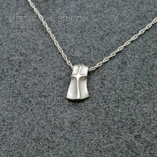 Schild Kreuz Anhänger, Klein, Handgemachte Christliche Halskette in Sterling Silber Schild Kreuz Anhänger, Klein, Handgemachte Christliche Halskette in Sterling Silber von LoveSoWide