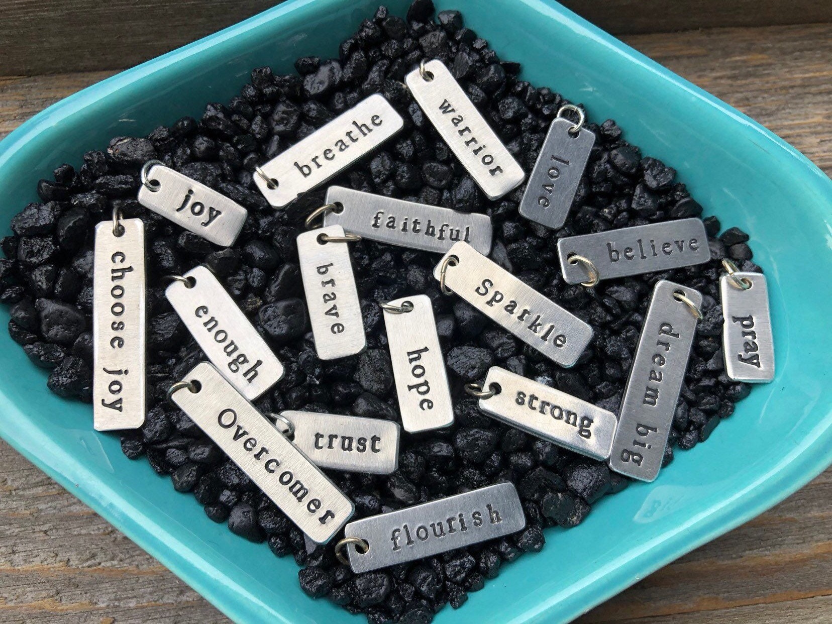 Add On Custom Word Metallanhänger - Individuell Gestempeltes Wort Für Ketten Personalisierter Anhänger Mit Biegering Des Jahres Add On Custom Word Metallanhänger - Individuell Gestempeltes Wort Für Ketten Personalisierter Anhänger Mit Biegering Des Jahres von LoveSquaredDesigns