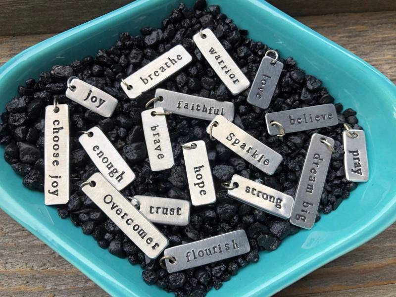 Add On Custom Word Metallanhänger - Individuell Gestempeltes Wort Für Ketten Personalisierter Anhänger Mit Biegering Des Jahres Add On Custom Word Metallanhänger - Individuell Gestempeltes Wort Für Ketten Personalisierter Anhänger Mit Biegering Des Jahres von LoveSquaredDesigns