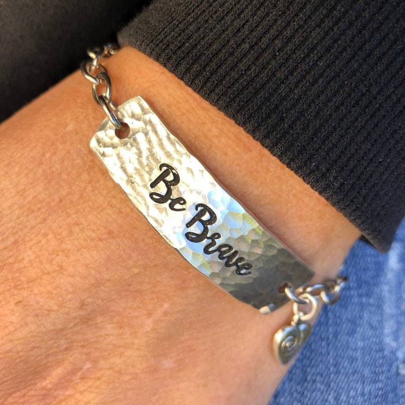 Be Brave Gestanztes Metall Id Armband - Inspirierender Schmuck Heart Love Squared Designs Be Brave Gestanztes Metall Id Armband - Inspirierender Schmuck Heart Love Squared Designs von LoveSquaredDesigns