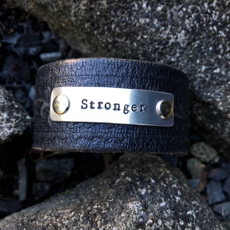 Custom Word Breites Ledermanschettenarmband - Sie Wählen Wörter + Leder Personalisiertes Lederarmband Ein Kleines Wort Custom Word Breites Ledermanschettenarmband - Sie Wählen Wörter + Leder Personalisiertes Lederarmband Ein Kleines Wort von LoveSquaredDesigns