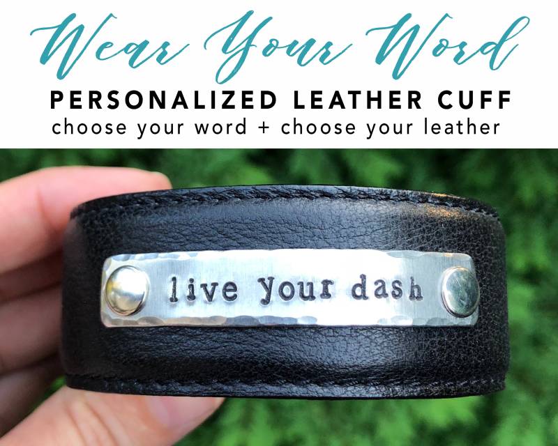 Custom Word Leder-Armband - Inspirierender Schmuck Wort Des Jahres #onelittleword Love Squared Designs Custom Word Leder-Armband - Inspirierender Schmuck Wort Des Jahres #onelittleword Love Squared Designs von LoveSquaredDesigns