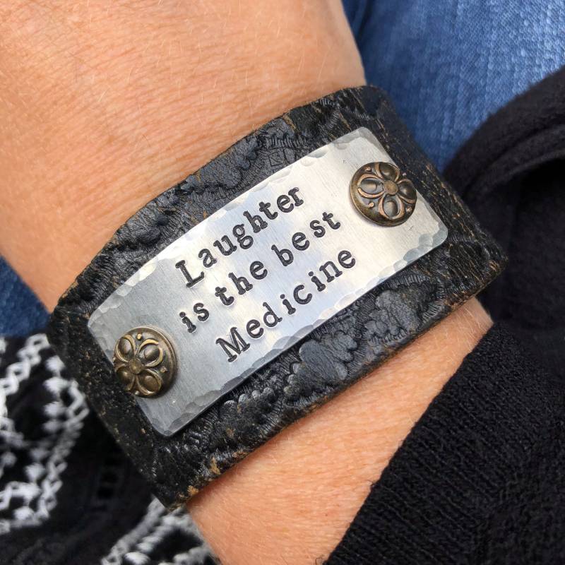Custom Word Leder Manschette Armband - 3 Textzeilen Breites Punziertes Lederarmband Personalisiertes Inspiration Geschenk Custom Word Leder Manschette Armband - 3 Textzeilen Breites Punziertes Lederarmband Personalisiertes Inspiration Geschenk von LoveSquaredDesigns