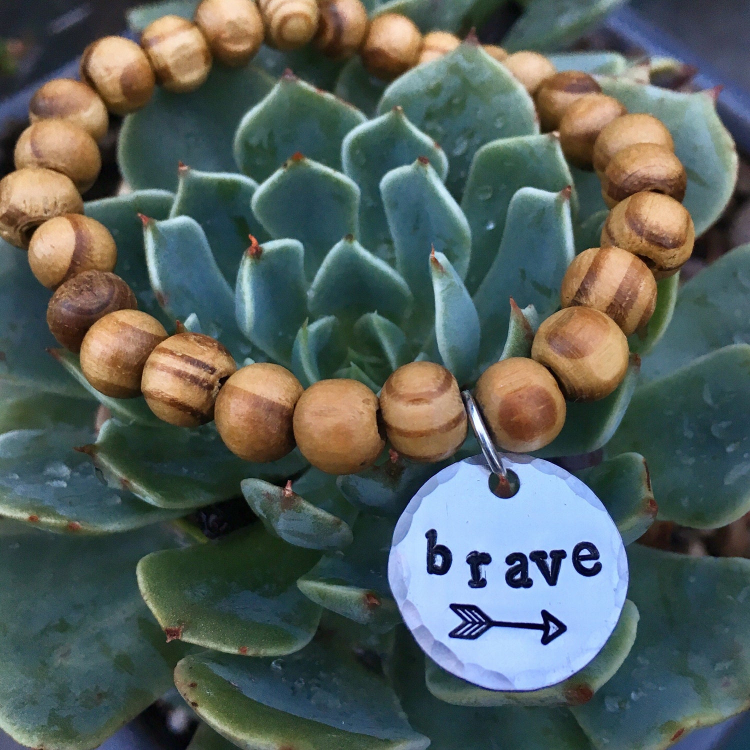Holz Perlen Armband + Handgestempelter Brave Charm - Be Inspirierender Schmuck Pfeil Love Squared Designs Holz Perlen Armband + Handgestempelter Brave Charm - Be Inspirierender Schmuck Pfeil Love Squared Designs von LoveSquaredDesigns