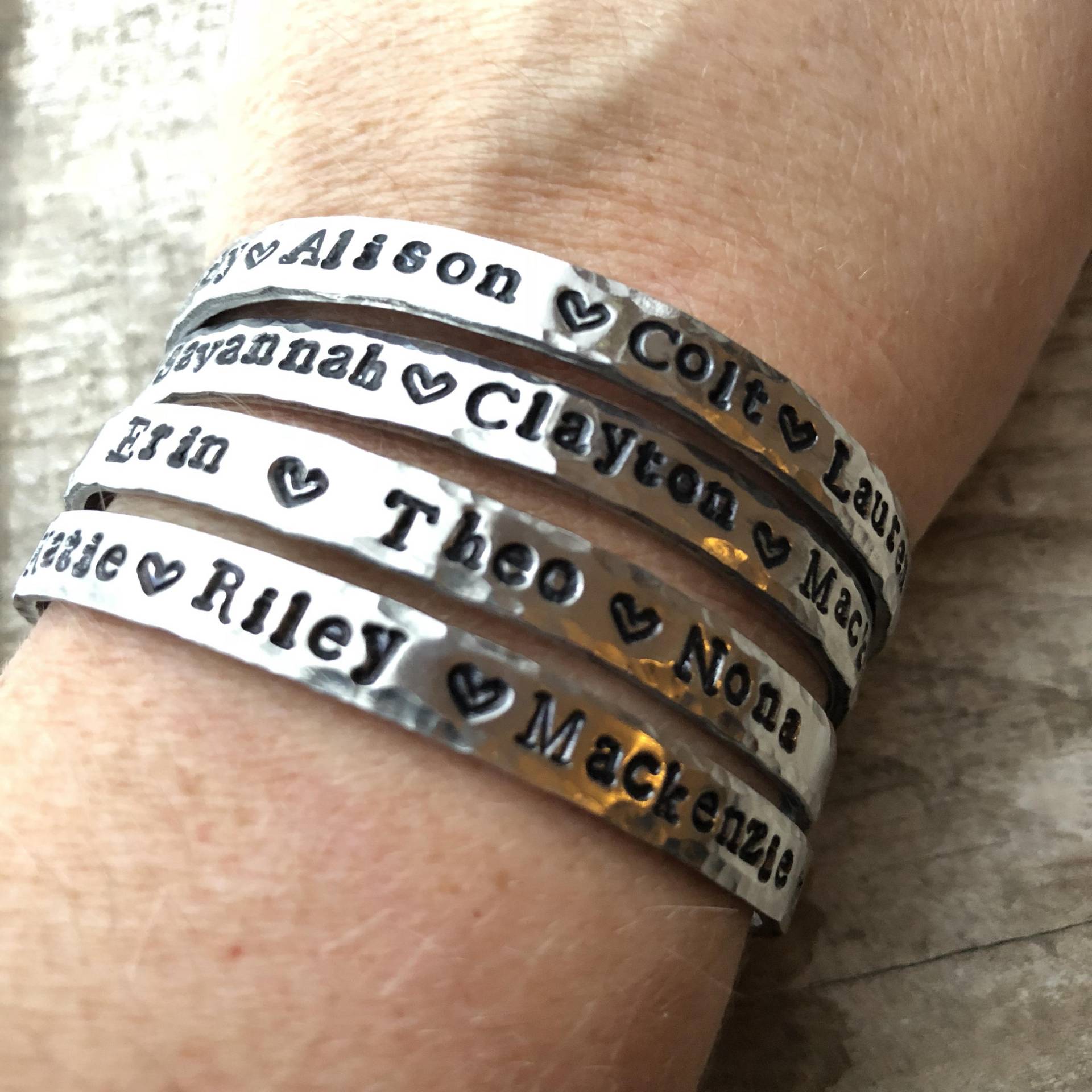 Personalisierte Namen Armreif | Mit Herzen - Geschenk Für Mama Liebe Meinen Stamm Dünne Metall Armband Benutzerdefinierte Schmuck Squared Designs Personalisierte Namen Armreif | Mit Herzen - Geschenk Für Mama Liebe Meinen Stamm Dünne Metall Armband Benutzerdefinierte Schmuck Squared Designs von LoveSquaredDesigns
