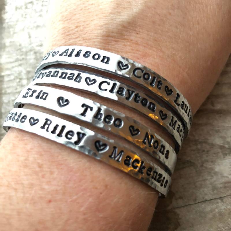 Personalisierte Namen Armreif | Mit Herzen - Geschenk Für Mama Liebe Meinen Stamm Dünne Metall Armband Benutzerdefinierte Schmuck Squared Designs Personalisierte Namen Armreif | Mit Herzen - Geschenk Für Mama Liebe Meinen Stamm Dünne Metall Armband Benutzerdefinierte Schmuck Squared Designs von LoveSquaredDesigns