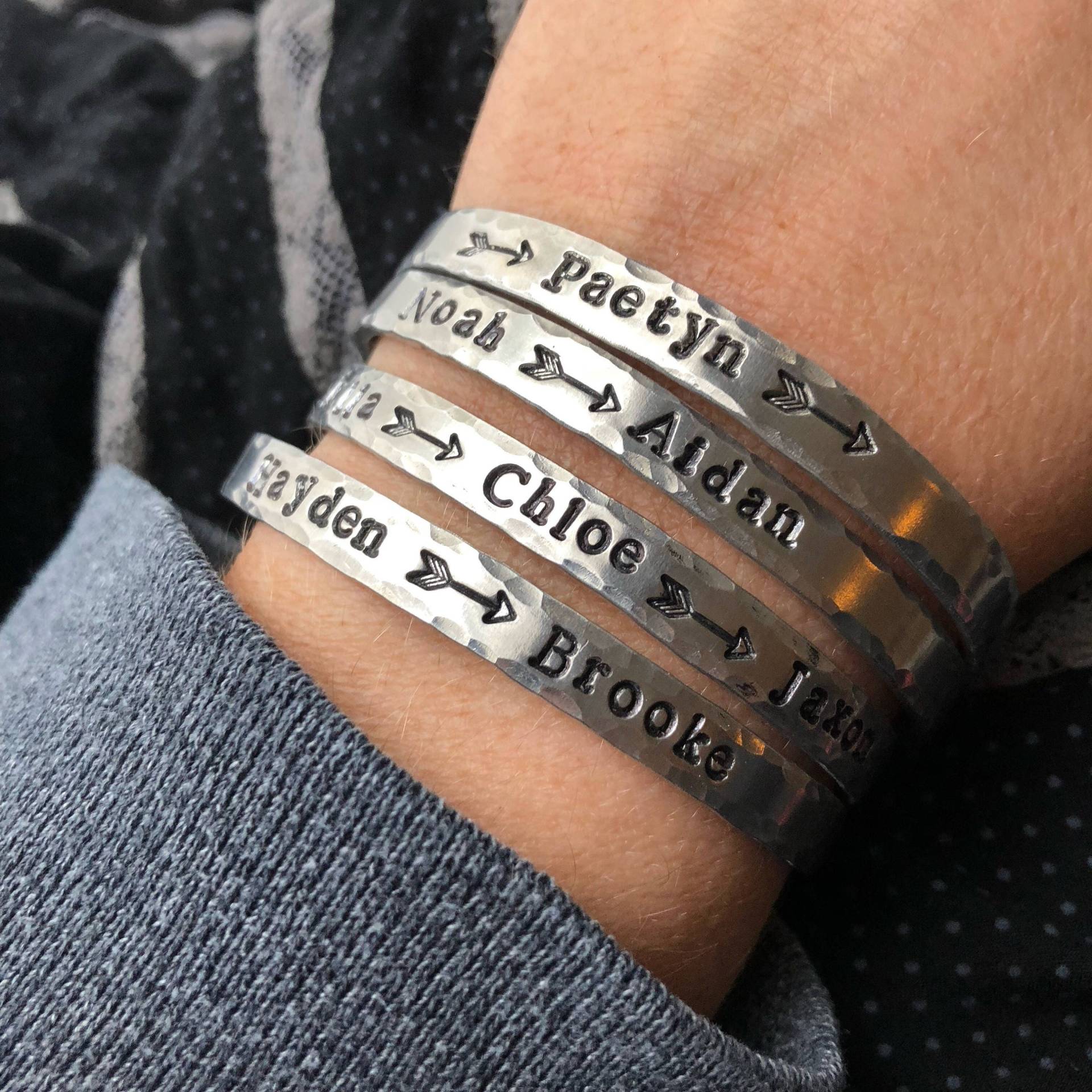 Personalisierter Armreif | Mit Pfeilen - Geschenk Für Mama Love My Tribe Dünnes Metallarmband Squared Designs Personalisierter Armreif | Mit Pfeilen - Geschenk Für Mama Love My Tribe Dünnes Metallarmband Squared Designs von LoveSquaredDesigns