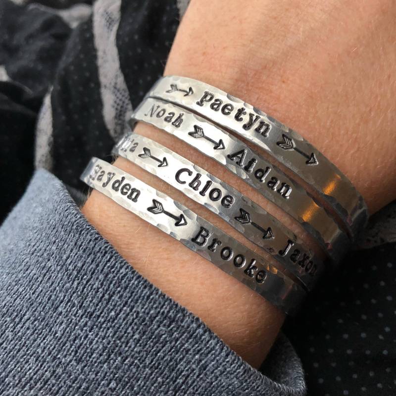 Personalisierter Armreif | Mit Pfeilen - Geschenk Für Mama Love My Tribe Dünnes Metallarmband Squared Designs von LoveSquaredDesigns
